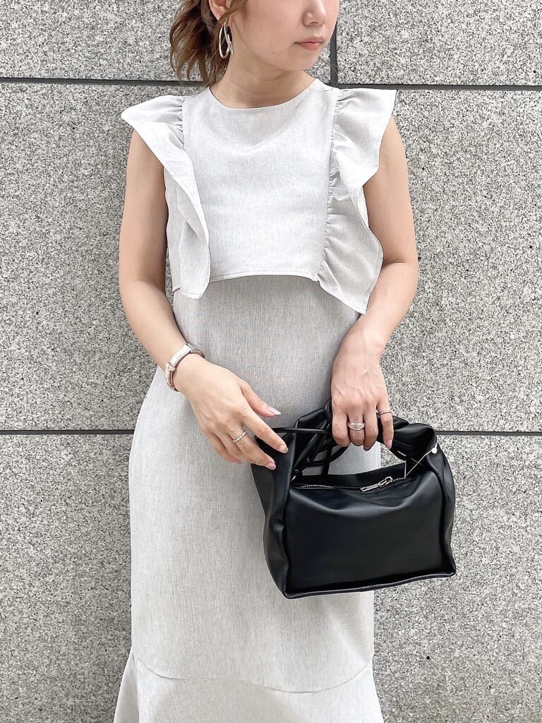 ブラック系のハンドバッグ、その他のサンダル、グレー系のワンピースを着用したレディースの夏コーディネートの4枚目の写真