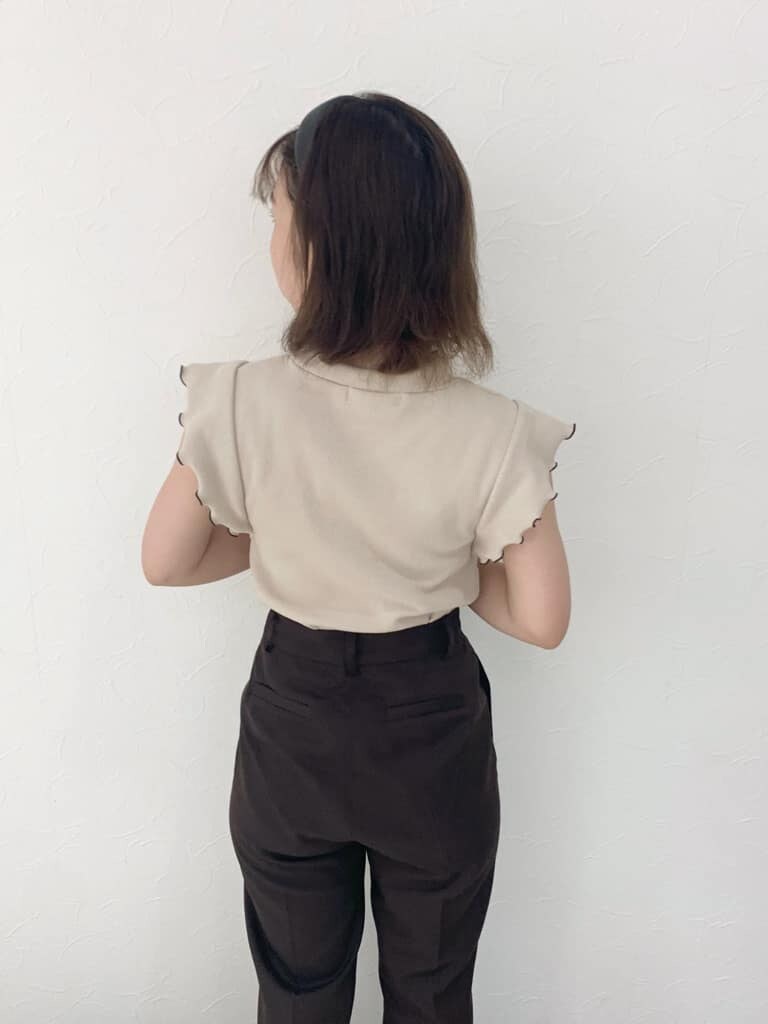 ブラウン系のサンダル、ブラウン系のその他パンツ、ベージュ系のTシャツ/カットソーを着用したレディースの夏コーディネートの5枚目の写真