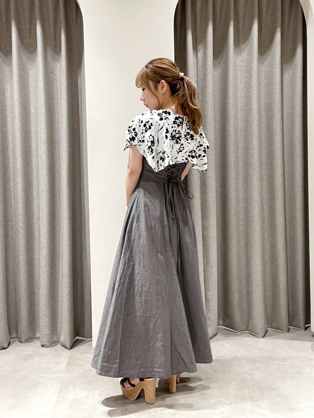 ブラック系のワンピース、ブラック系のハンドバッグ、ブラック系のサンダルを着用したレディースの夏コーディネートの4枚目の写真