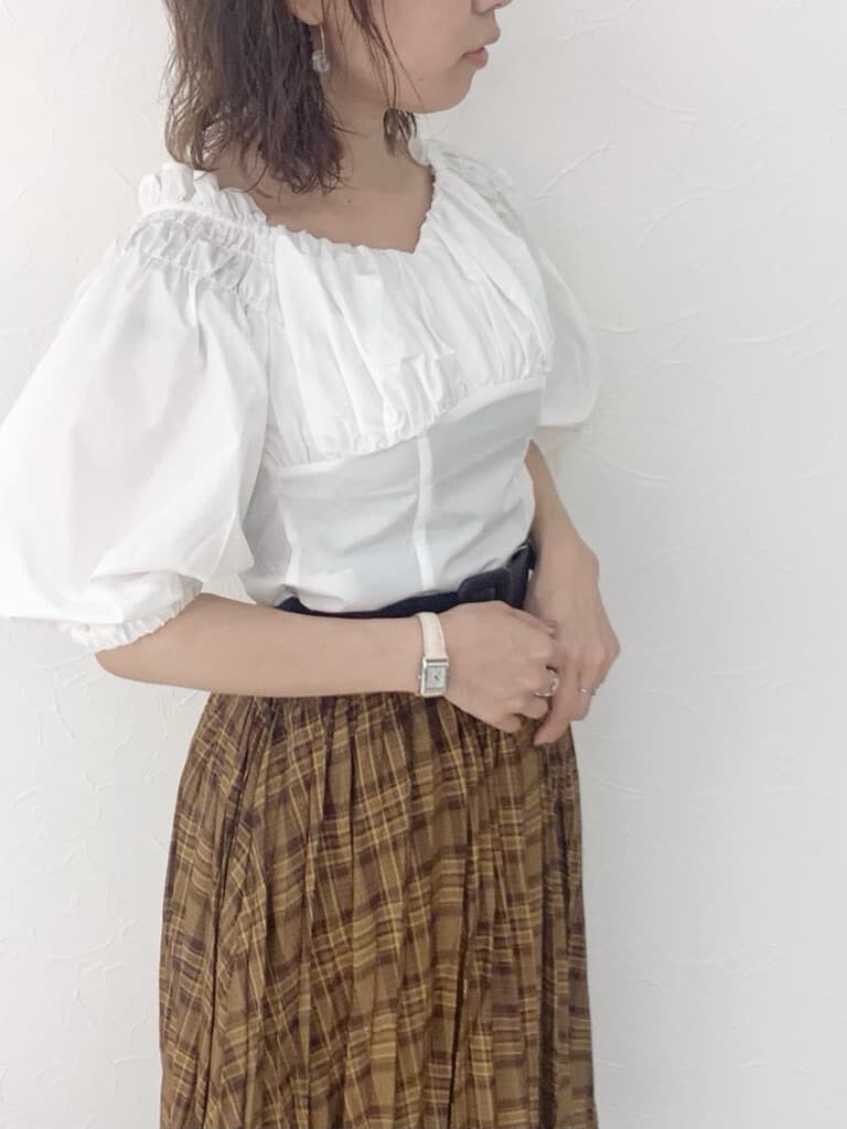 ホワイト系のシャツ/ブラウス、ブラウン系のスカート、ベージュ系のブーツを着用したレディースの夏コーディネートの5枚目の写真