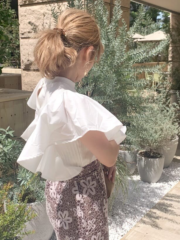 ブラウン系のスカート、ブラウン系のサンダル、ブラウン系のショルダーバッグを着用したレディースの春コーディネートの5枚目の写真