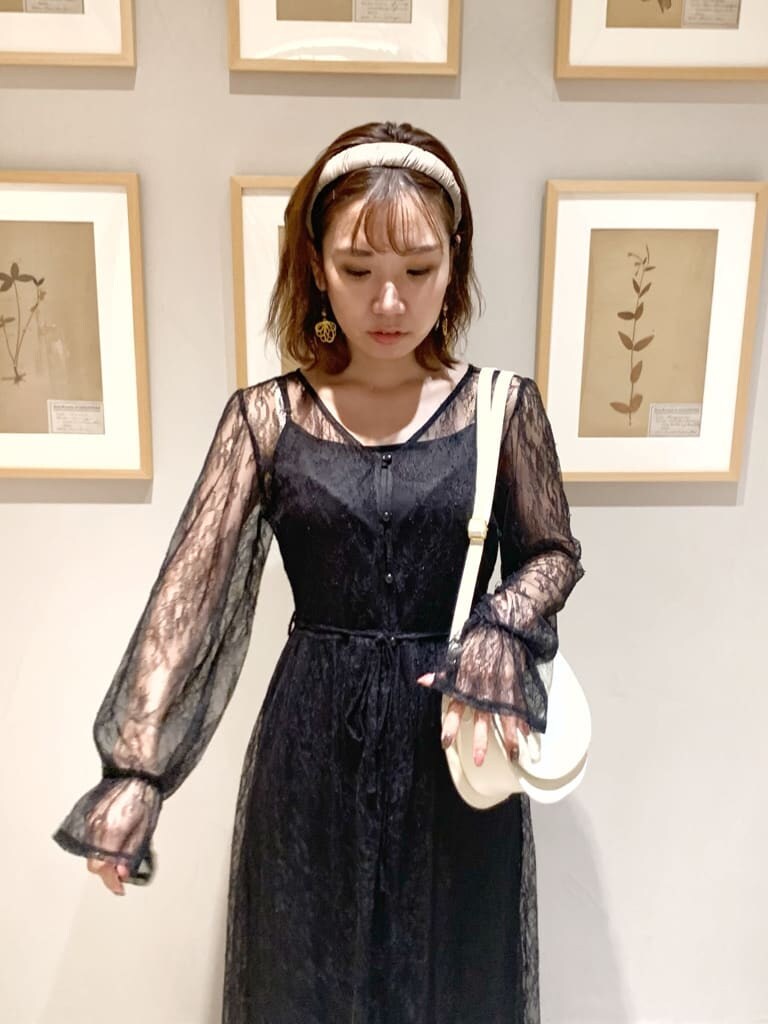 その他のサンダル、ブラック系のワンピース、ベージュ系のショルダーバッグを着用したレディースの夏コーディネートの6枚目の写真