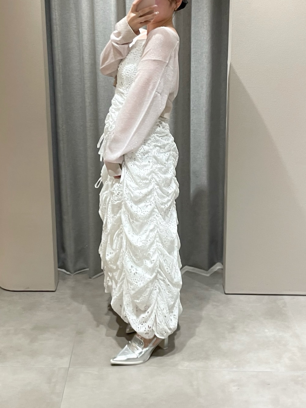 ホワイト系のワンピース、ピンク系のニット/セーター、シルバー系のローファーを着用したレディースの春コーディネートの3枚目の写真