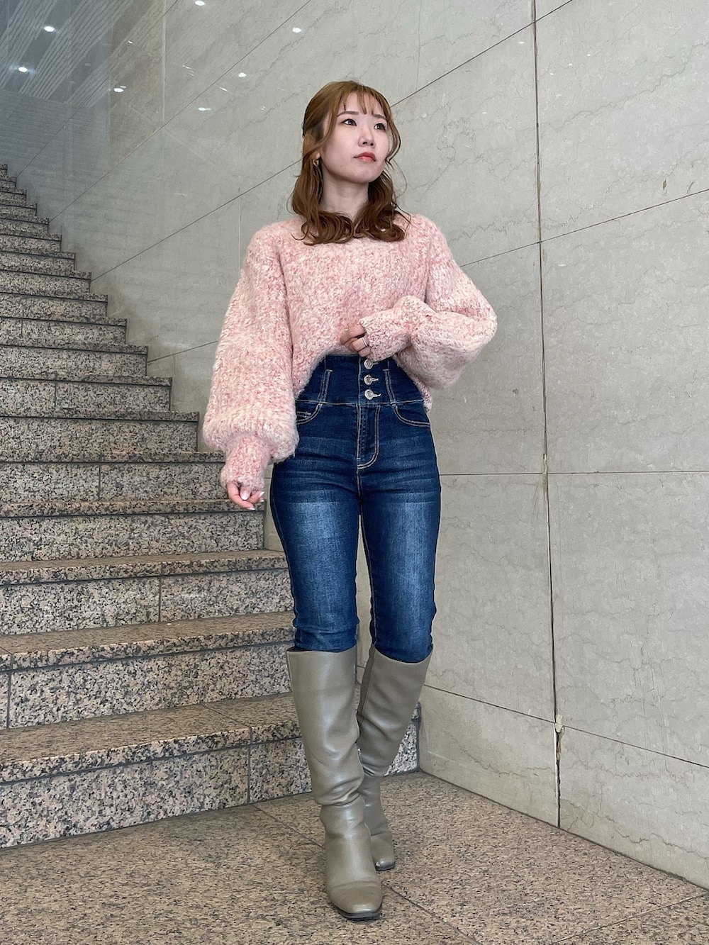 ブラウン系のブーツ、レッド系のニット/セーター、ホワイト系のその他アウターを着用したレディースの冬コーディネートの3枚目の写真