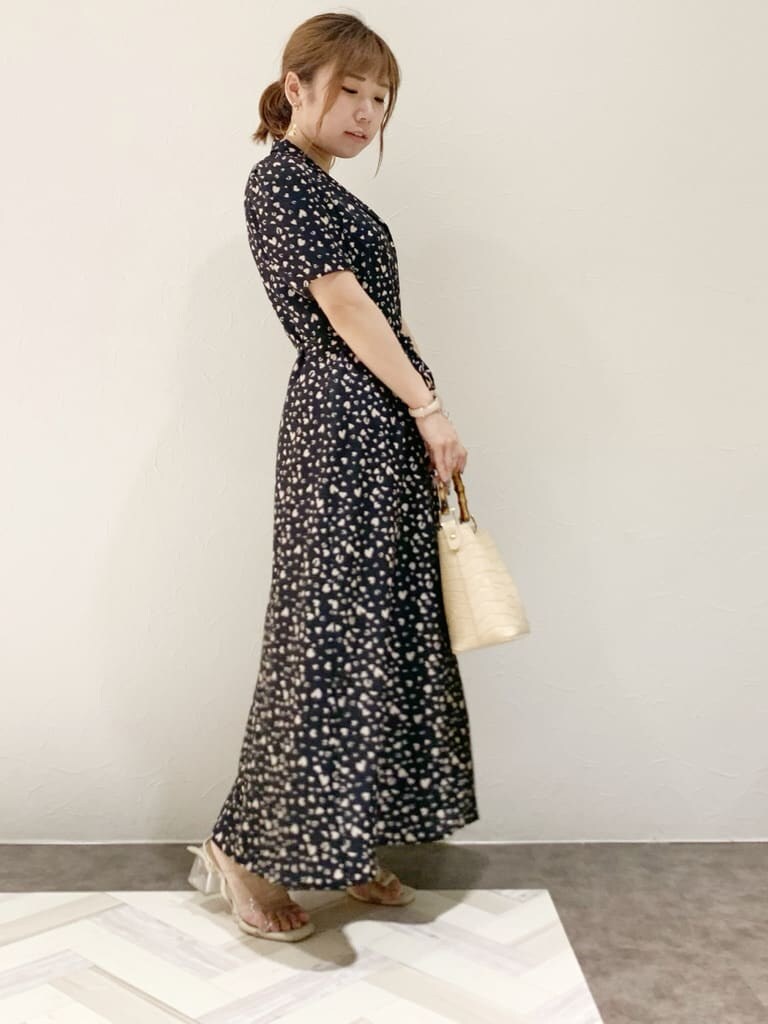 その他のサンダル、ブラック系のワンピースを着用したレディースの夏コーディネートの2枚目の写真