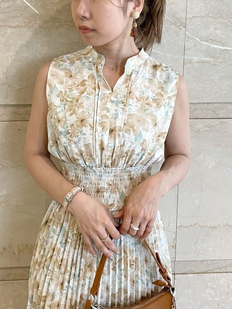 ブラウン系のハンドバッグ、ベージュ系のサンダル、オレンジ系のワンピースを着用したレディースの夏コーディネートの4枚目の写真