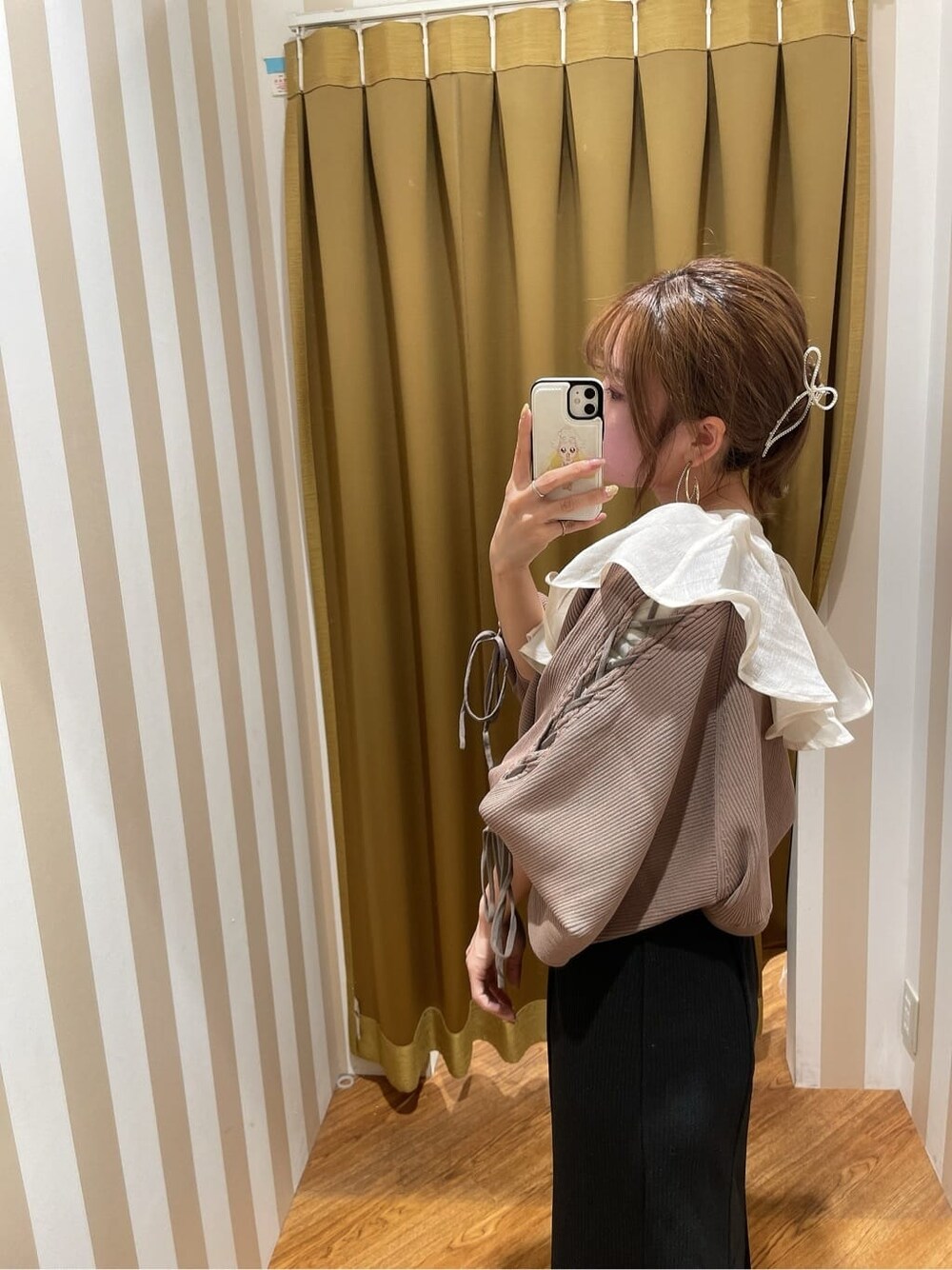 ベージュ系のカーディガン/ボレロ、ブラック系のワンピース、ホワイト系のパンプスを着用したレディースの夏コーディネートの2枚目の写真