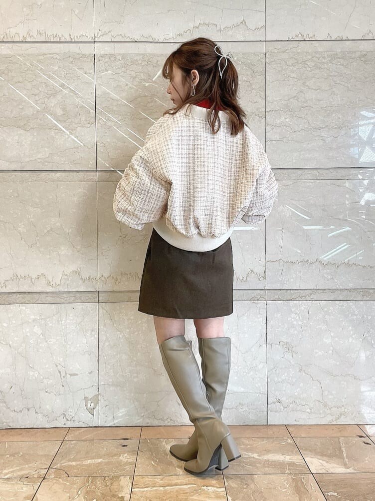 その他のブルゾン、レッド系のニット/セーター、ブラウン系のスカートを着用したレディースの秋コーディネートの4枚目の写真