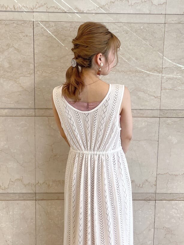 ピンク系のワンピース、ブラウン系のハンドバッグ、その他のサンダルを着用したレディースの夏コーディネートの6枚目の写真