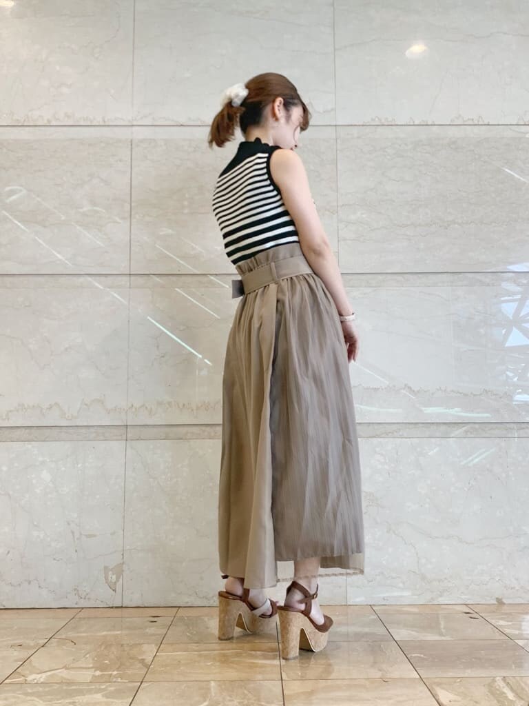 その他のサンダル、ベージュ系のスカート、その他のニット/セーターを着用したレディースの夏コーディネートの2枚目の写真