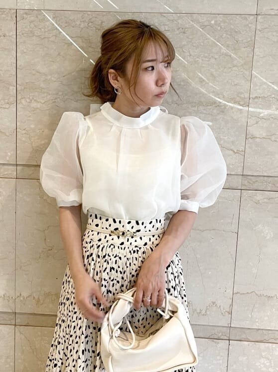 ホワイト系のハンドバッグ、ホワイト系のシャツ/ブラウス、その他のサンダルを着用したレディースの夏コーディネートの6枚目の写真