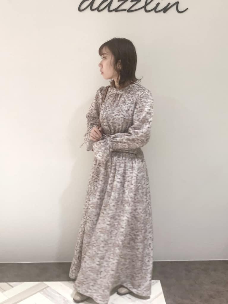 ブラウン系のワンピース、ベージュ系のブーツ、ブラウン系のバックパック/リュックを着用したレディースの秋コーディネートの4枚目の写真