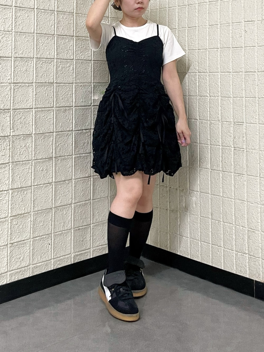 ブラック系のワンピース、ホワイト系のTシャツ/カットソーを着用したレディースの春コーディネートの4枚目の写真