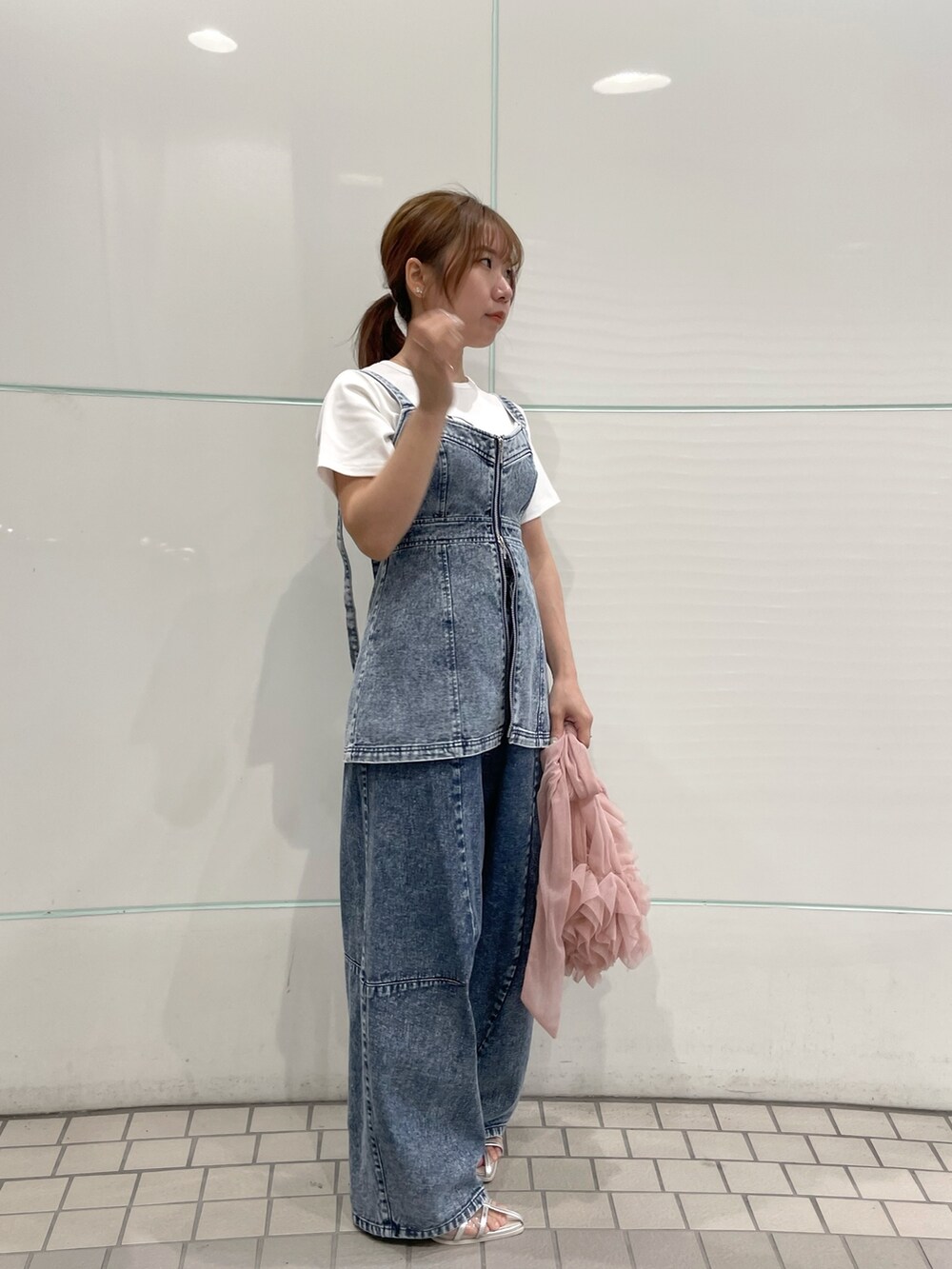 ホワイト系のTシャツ/カットソー、その他のシャツ/ブラウス、その他のデニムパンツを着用したレディースの春コーディネートの3枚目の写真