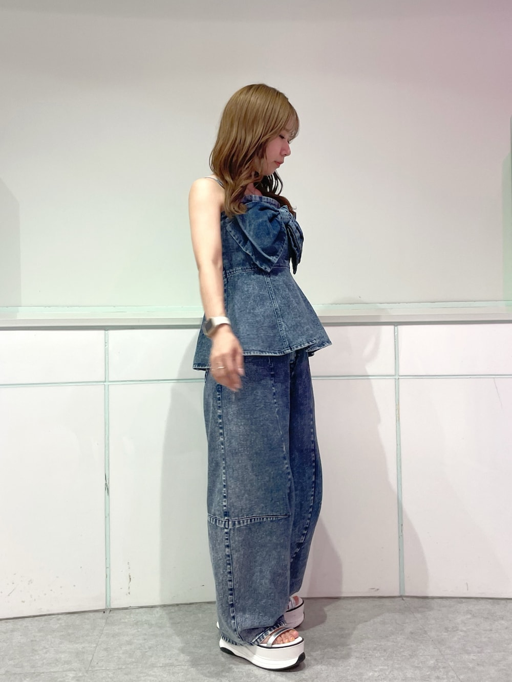 ブルー系のキャミソール、その他のデニムパンツ、ホワイト系のサンダルを着用したレディースの夏コーディネートの3枚目の写真
