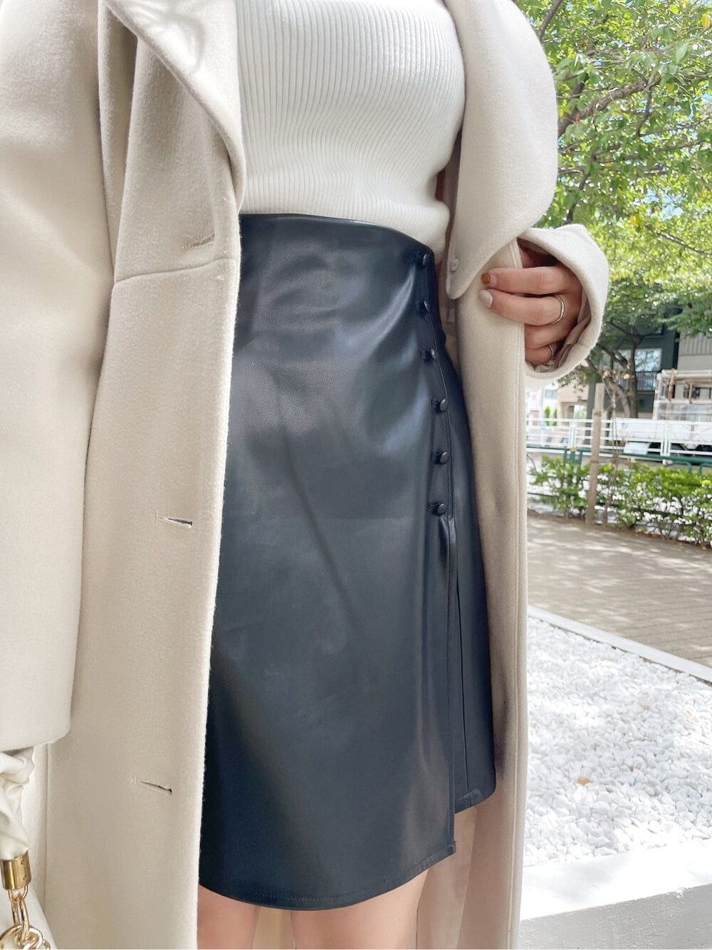 ホワイト系のその他アウター、ホワイト系のニット/セーター、ブラック系のスカートを着用したレディースの秋コーディネートの6枚目の写真