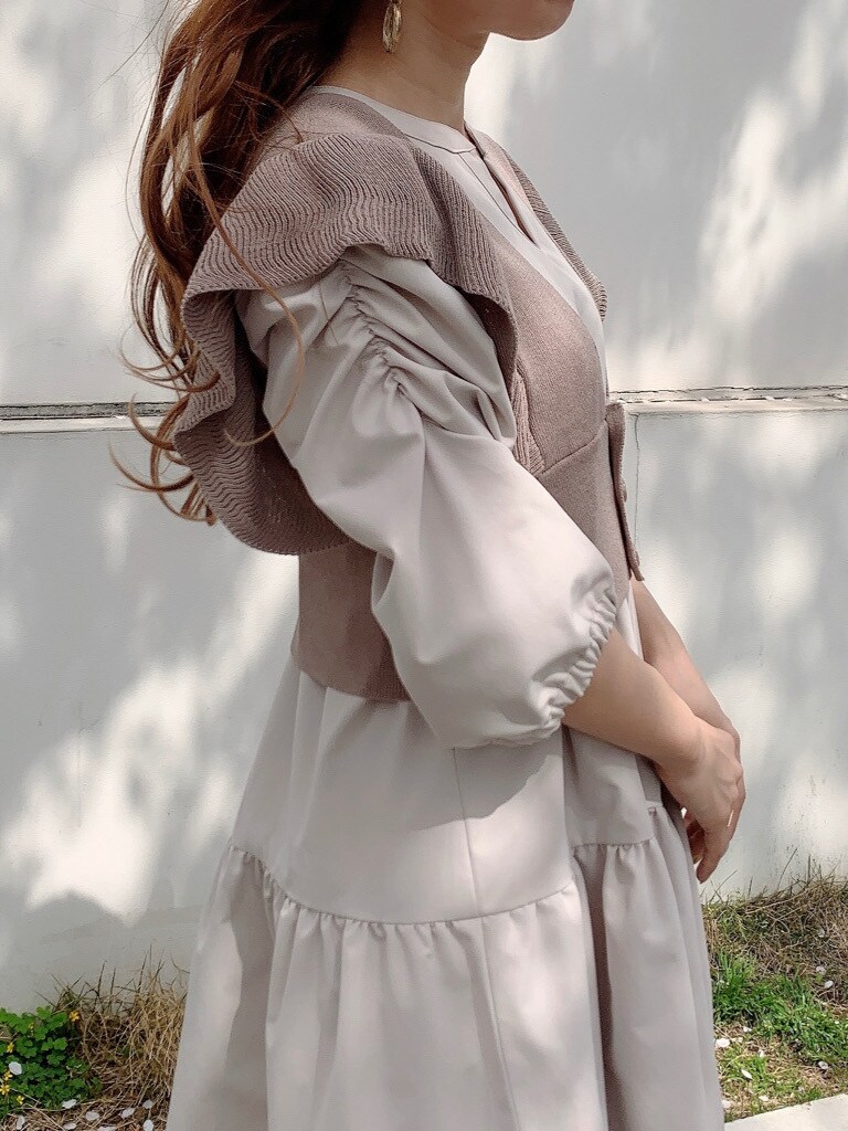 ベージュ系のサンダル、ベージュ系のチュニック、ベージュ系のベストを着用したレディースの春コーディネートの5枚目の写真