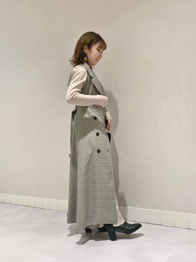 ベージュ系のワンピース、グレー系のワンピース、ブラック系のブーツを着用したレディースの秋コーディネートの7枚目の写真