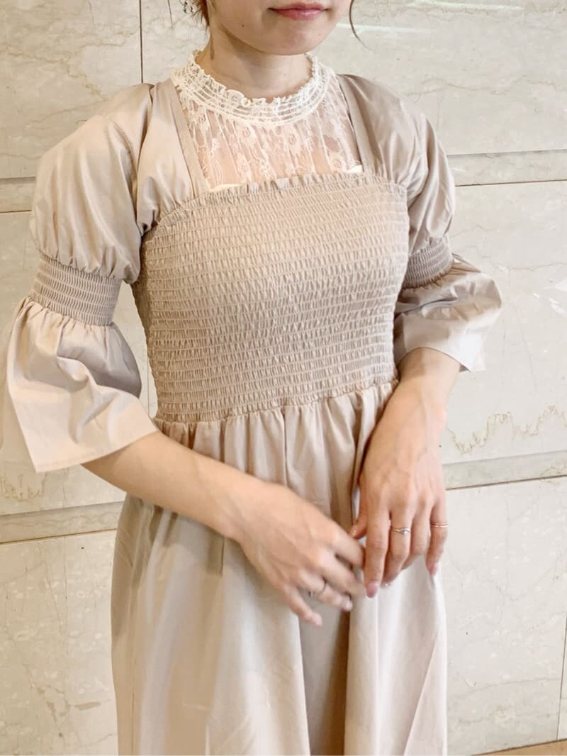 ベージュ系のワンピース、ホワイト系のシャツ/ブラウス、その他のサンダルを着用したレディースの夏コーディネートの7枚目の写真