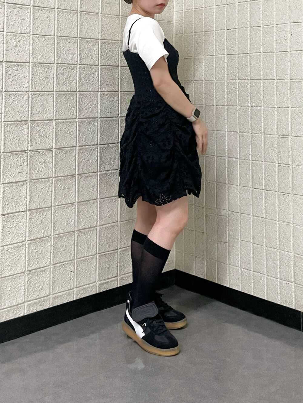 ブラック系のワンピース、ホワイト系のTシャツ/カットソーを着用したレディースの春コーディネートの3枚目の写真