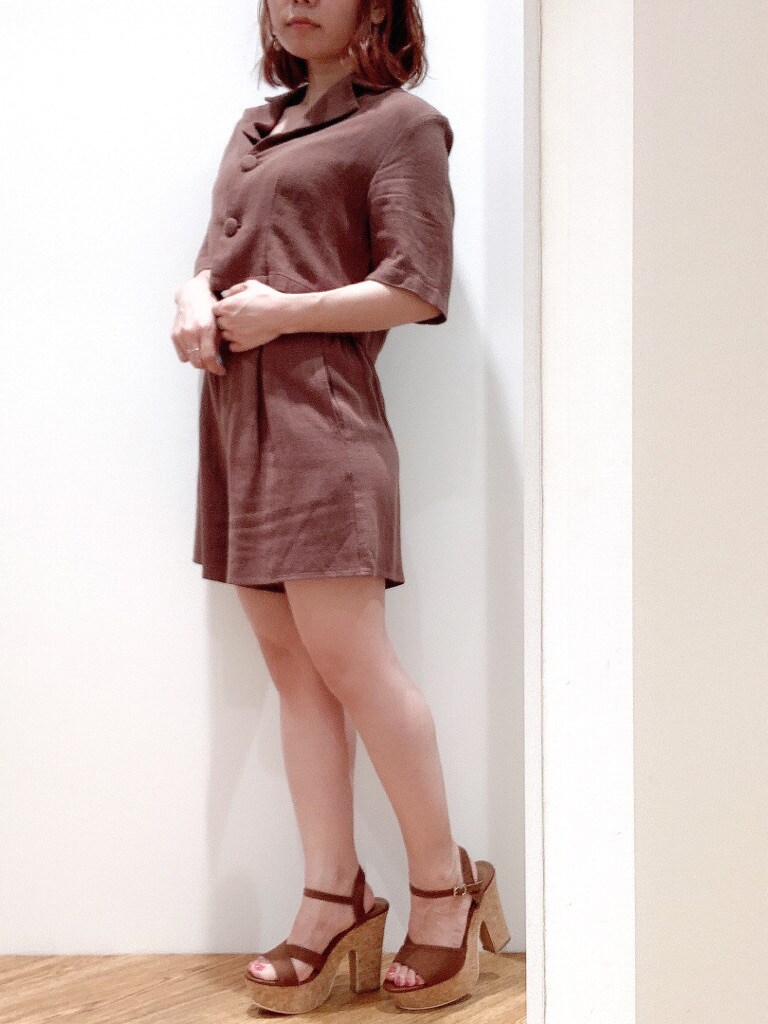 ブラウン系のその他パンツ、ブラウン系のサンダル、ブラウン系のシャツ/ブラウスを着用したレディースの夏コーディネートの2枚目の写真