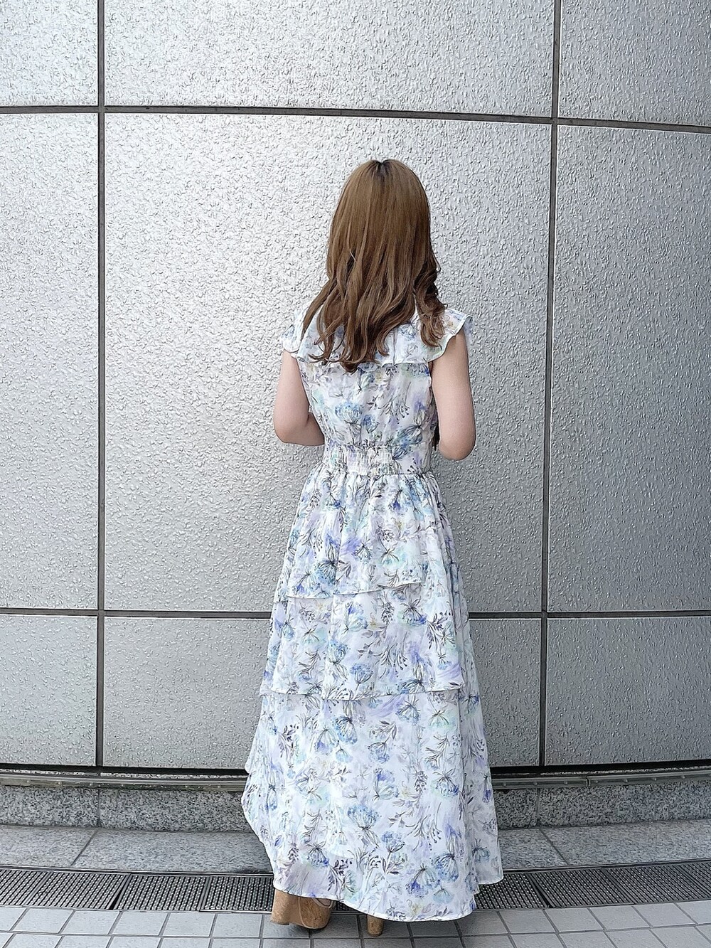 ホワイト系のサンダル、ブラウン系のハンドバッグ、ブルー系のワンピースを着用したレディースの夏コーディネートの4枚目の写真