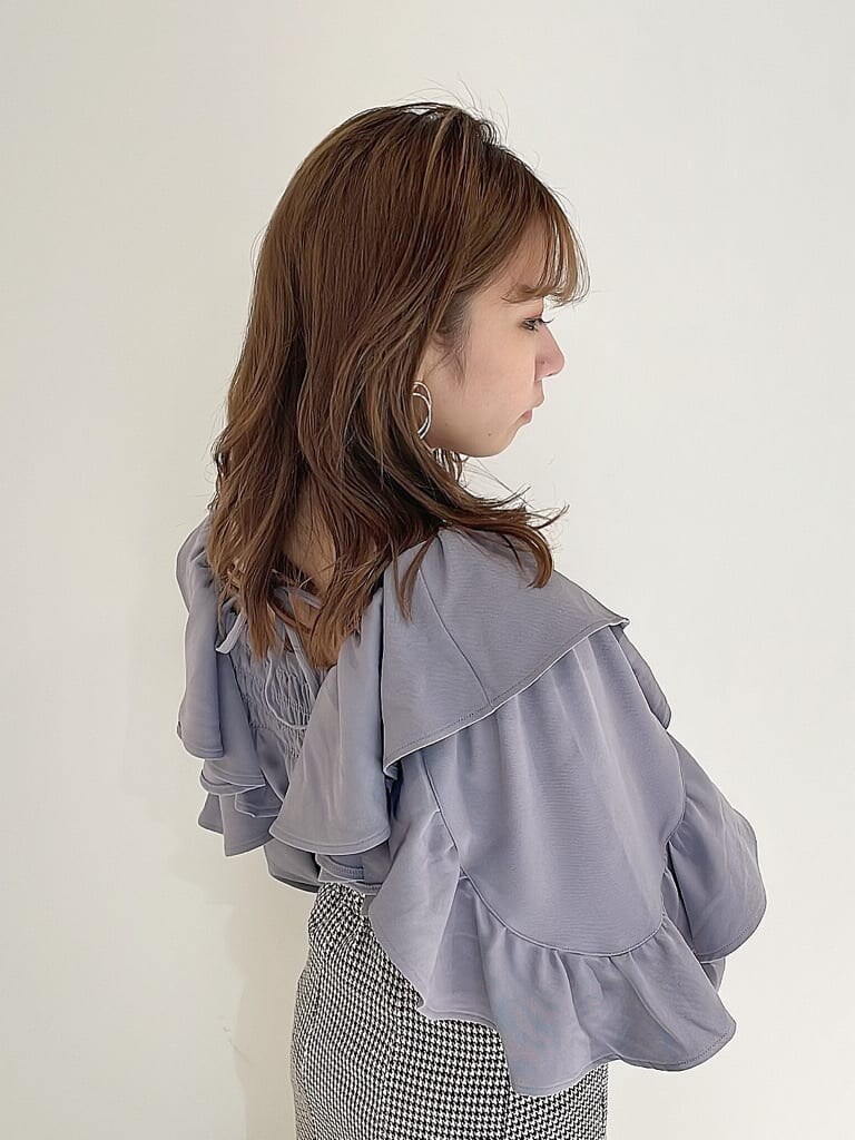 その他のスカート、ブラック系のブーツ、ブルー系のシャツ/ブラウスを着用したレディースの秋コーディネートの5枚目の写真