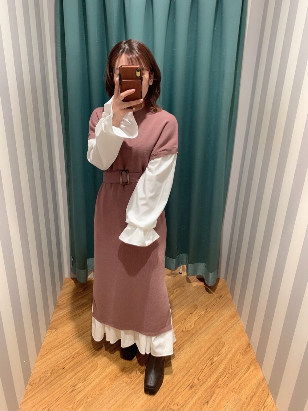 ブラウン系のブーツ、ベージュ系のワンピースを着用したレディースの秋コーディネートの2枚目の写真