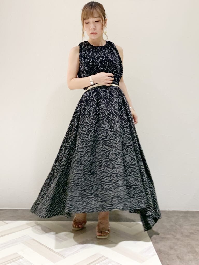 ブラック系のサンダル、その他のサンダル、ブラック系のワンピースを着用したレディースの夏コーディネートの7枚目の写真