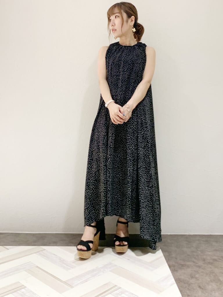 ブラック系のサンダル、その他のサンダル、ブラック系のワンピースを着用したレディースの夏コーディネートの3枚目の写真