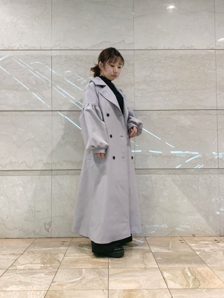 グレー系のトレンチコート、ブラック系のその他パンツ、ブラック系のローファーを着用したレディースの冬コーディネートの5枚目の写真