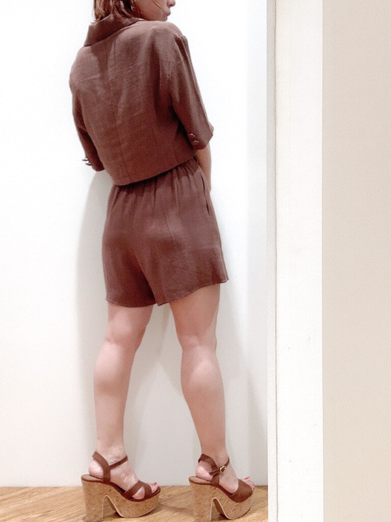 ブラウン系のその他パンツ、ブラウン系のサンダル、ブラウン系のシャツ/ブラウスを着用したレディースの夏コーディネートの3枚目の写真