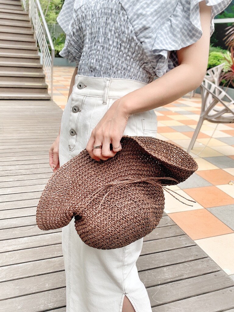 ブルー系のシャツ/ブラウス、ホワイト系のスカート、その他のサンダルを着用したレディースの春コーディネートの7枚目の写真