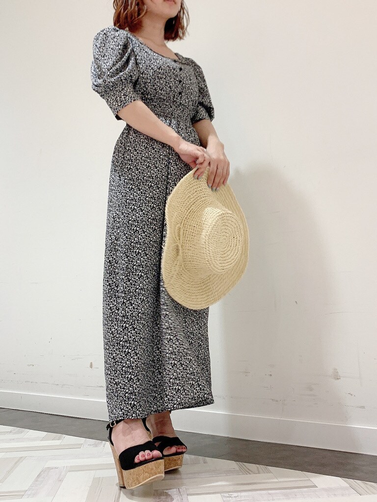 ブラック系のサンダル、ブラック系のワンピース、ホワイト系のハットを着用したレディースの夏コーディネートの4枚目の写真