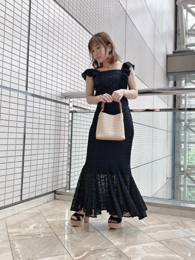 ブラック系のシャツ/ブラウス、ブラック系のサンダル、ブラック系のスカートを着用したレディースの春コーディネートの10枚目の写真