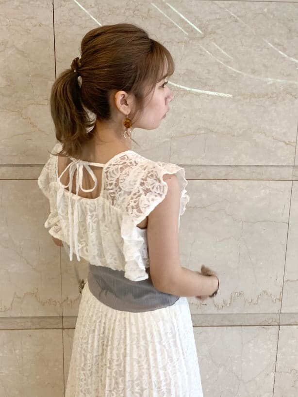 パープル系のサンダル、ホワイト系のワンピースを着用したレディースの春コーディネートの7枚目の写真