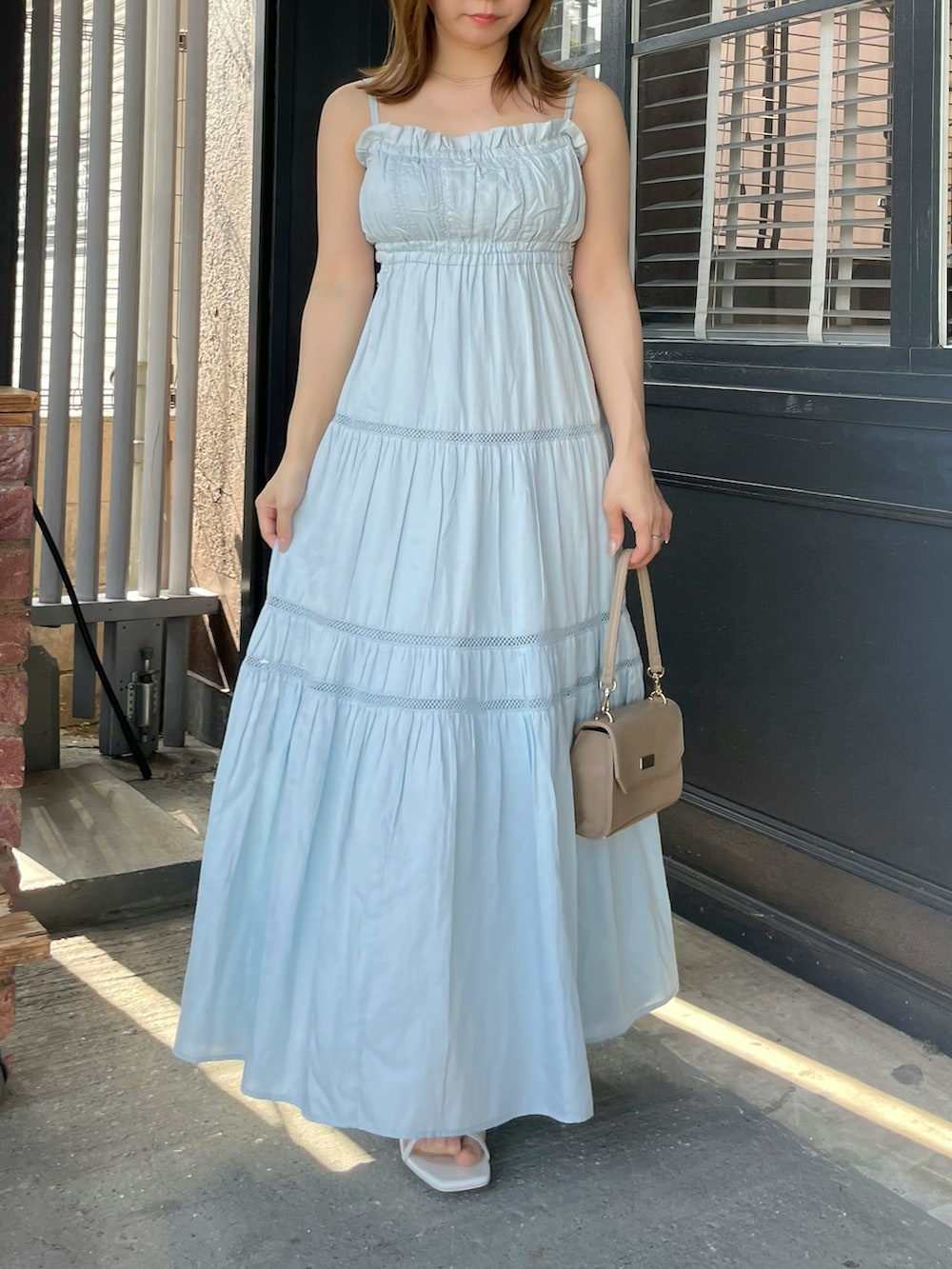 ブルー系のワンピース、ホワイト系のサンダルを着用したレディースの夏コーディネートの2枚目の写真