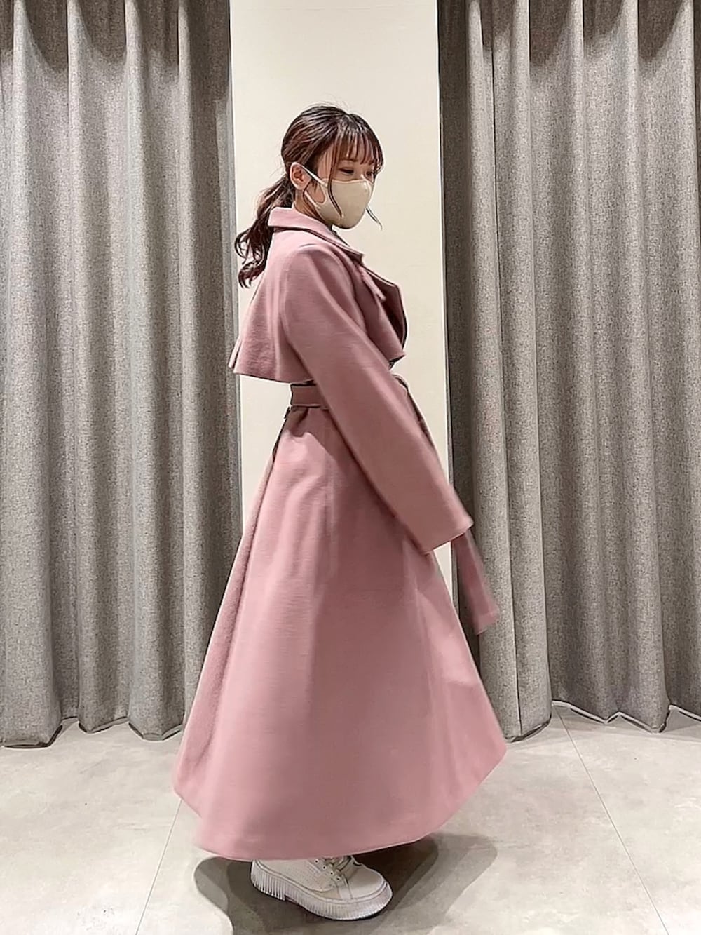 ピンク系のその他アウター、ブラック系のニット/セーターを着用したレディースの秋コーディネートの3枚目の写真