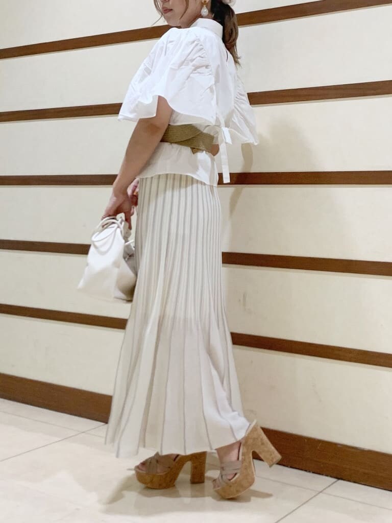 ホワイト系のシャツ/ブラウス、ホワイト系のスカート、ホワイト系のハンドバッグを着用したレディースの春コーディネートの3枚目の写真