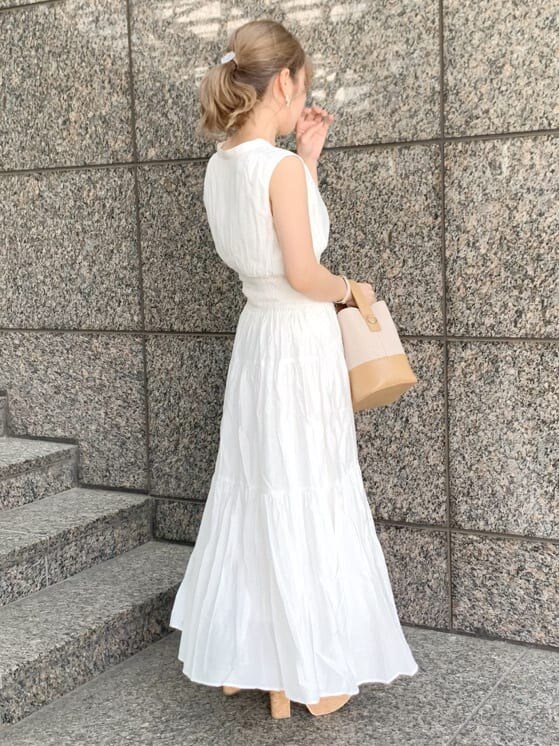 ベージュ系のシャツ/ブラウス、ホワイト系のワンピース、ベージュ系のサンダルを着用したレディースの春コーディネートの4枚目の写真