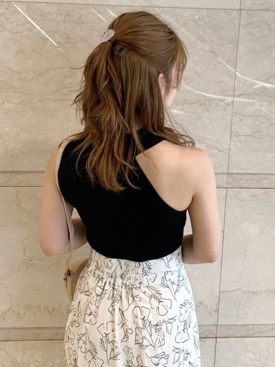 ブラック系のサンダル、ベージュ系のショルダーバッグ、ホワイト系のスカートを着用したレディースの春コーディネートの7枚目の写真