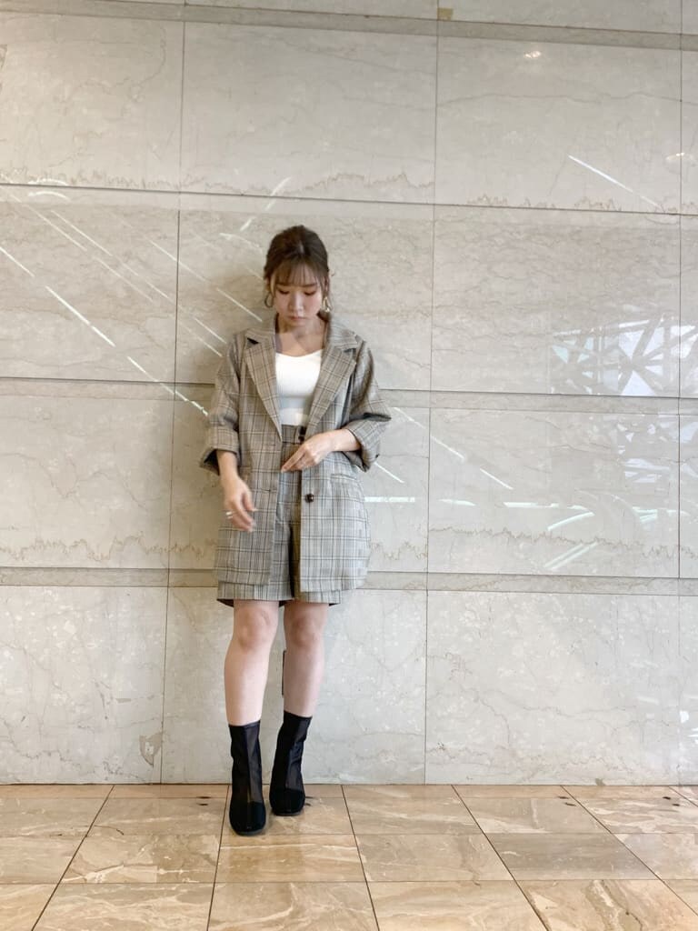 その他のテーラードジャケット、その他のその他パンツ、ホワイト系のニット/セーターを着用したレディースの冬コーディネートの6枚目の写真