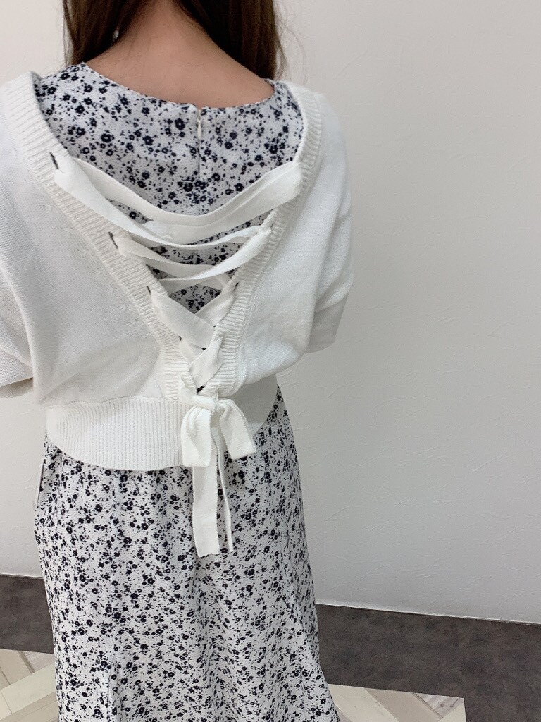 ホワイト系のカーディガン/ボレロ、ホワイト系のワンピースを着用したレディースの春コーディネートの4枚目の写真