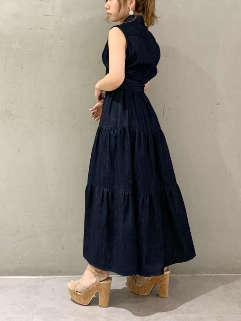 ベージュ系のサンダル、ブルー系のワンピース、ホワイト系のサンダルを着用したレディースの春コーディネートの5枚目の写真