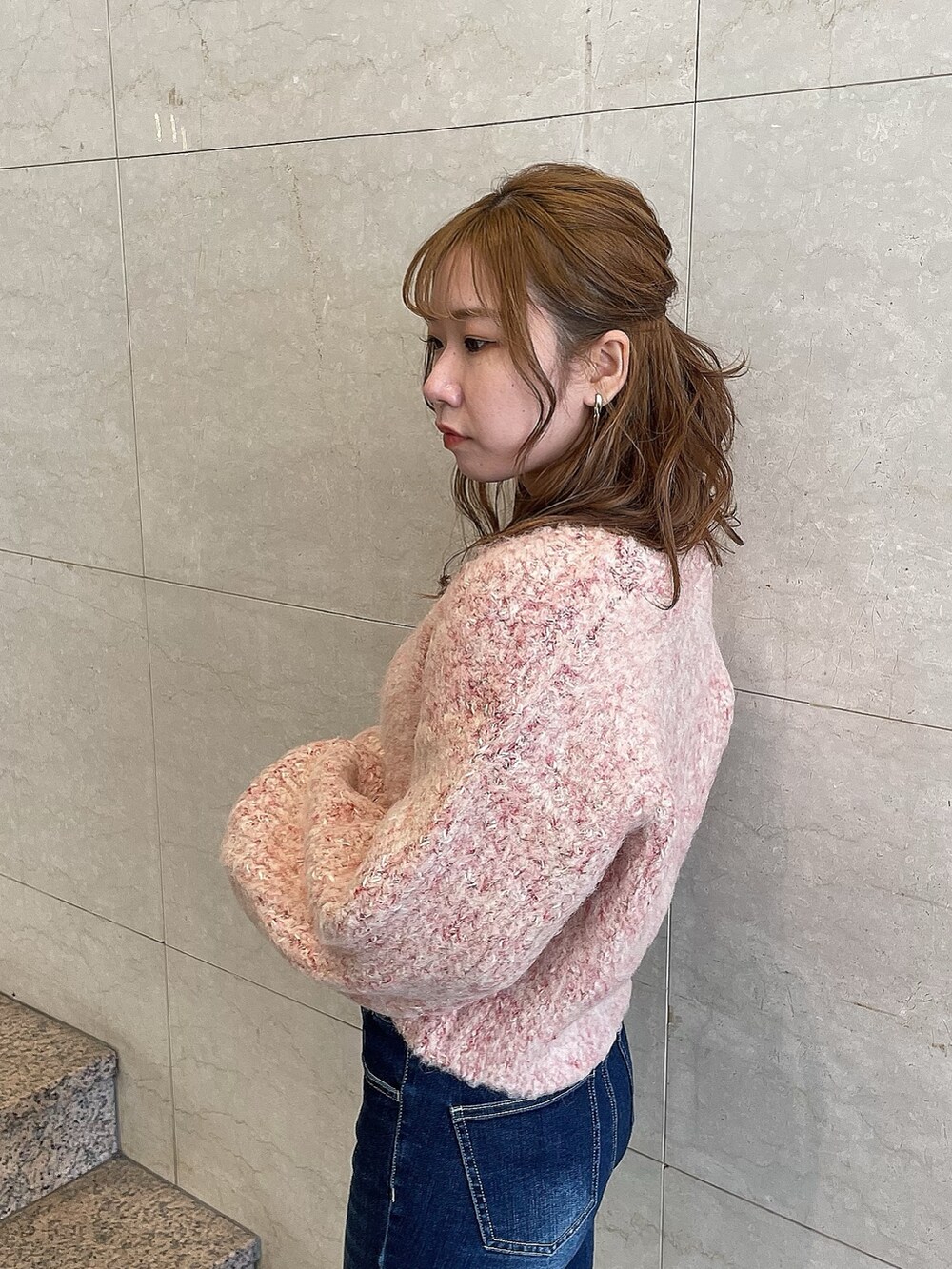 ブラウン系のブーツ、レッド系のニット/セーター、ホワイト系のその他アウターを着用したレディースの冬コーディネートの7枚目の写真