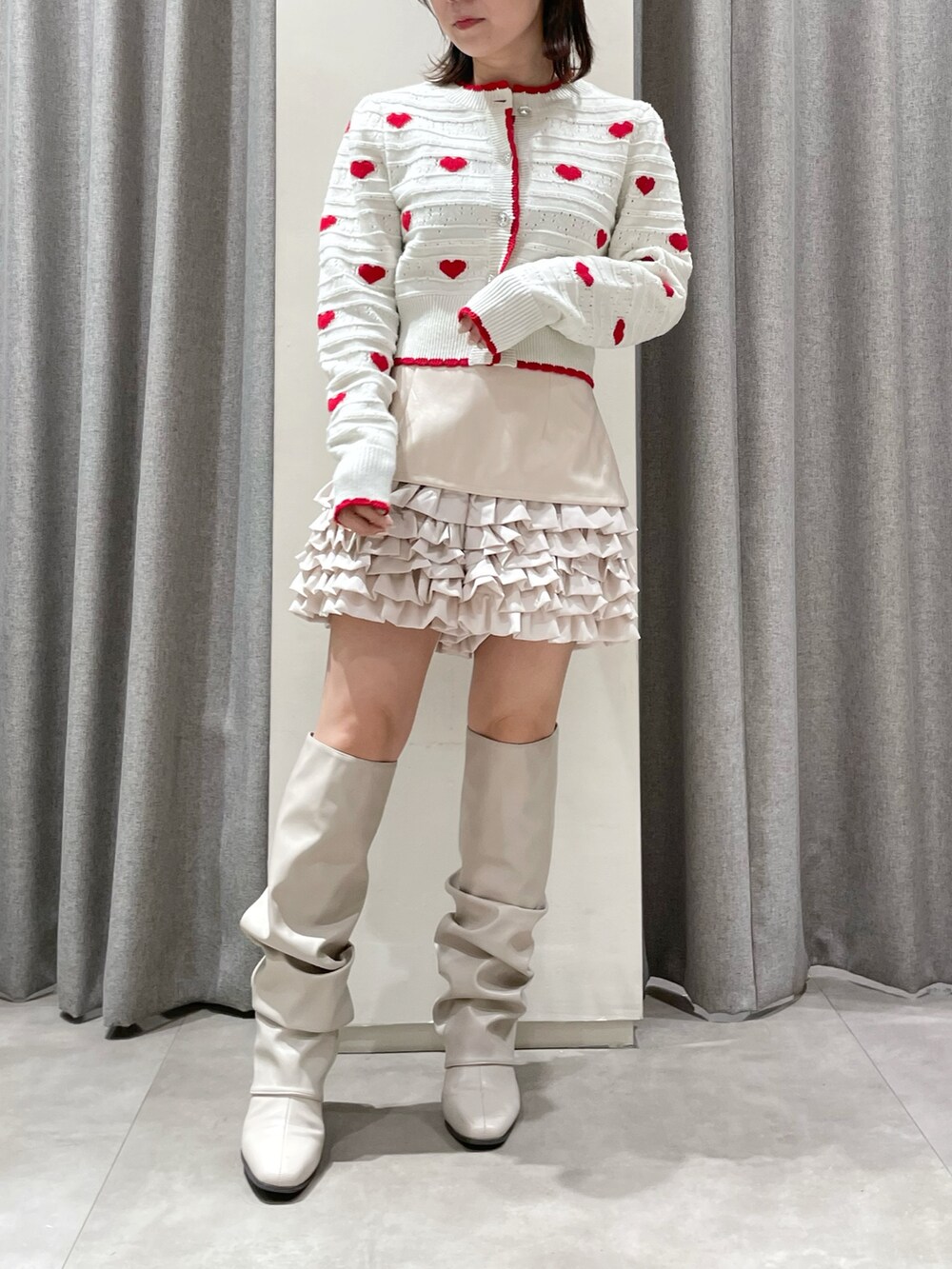 ホワイト系のカーディガン/ボレロ、ホワイト系のその他パンツ、ベージュ系のブーツを着用したレディースの秋コーディネートの2枚目の写真