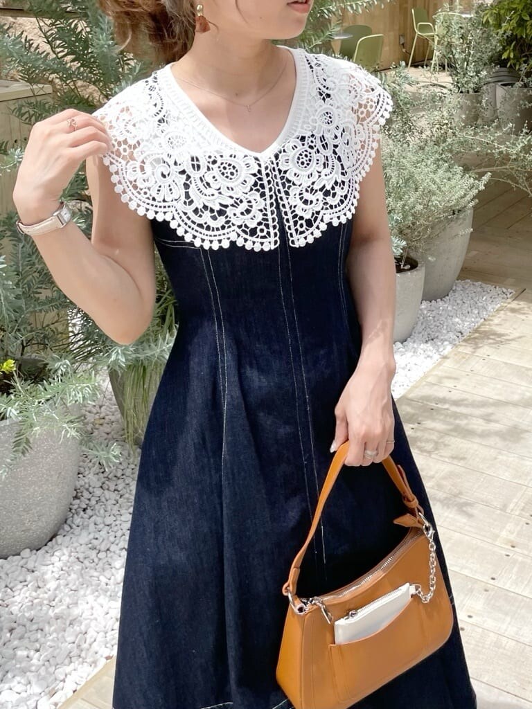 ブルー系のワンピース、ブラウン系のハンドバッグ、その他のサンダルを着用したレディースの夏コーディネートの5枚目の写真