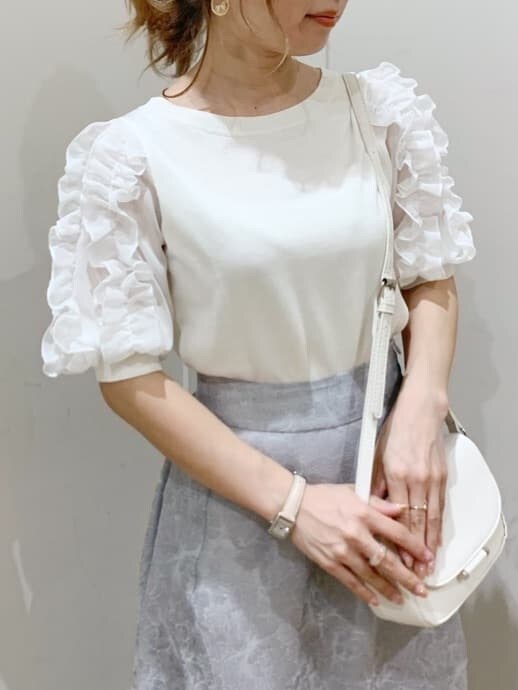 ベージュ系のサンダル、ホワイト系のショルダーバッグ、ホワイト系のニット/セーターを着用したレディースの春コーディネートの5枚目の写真