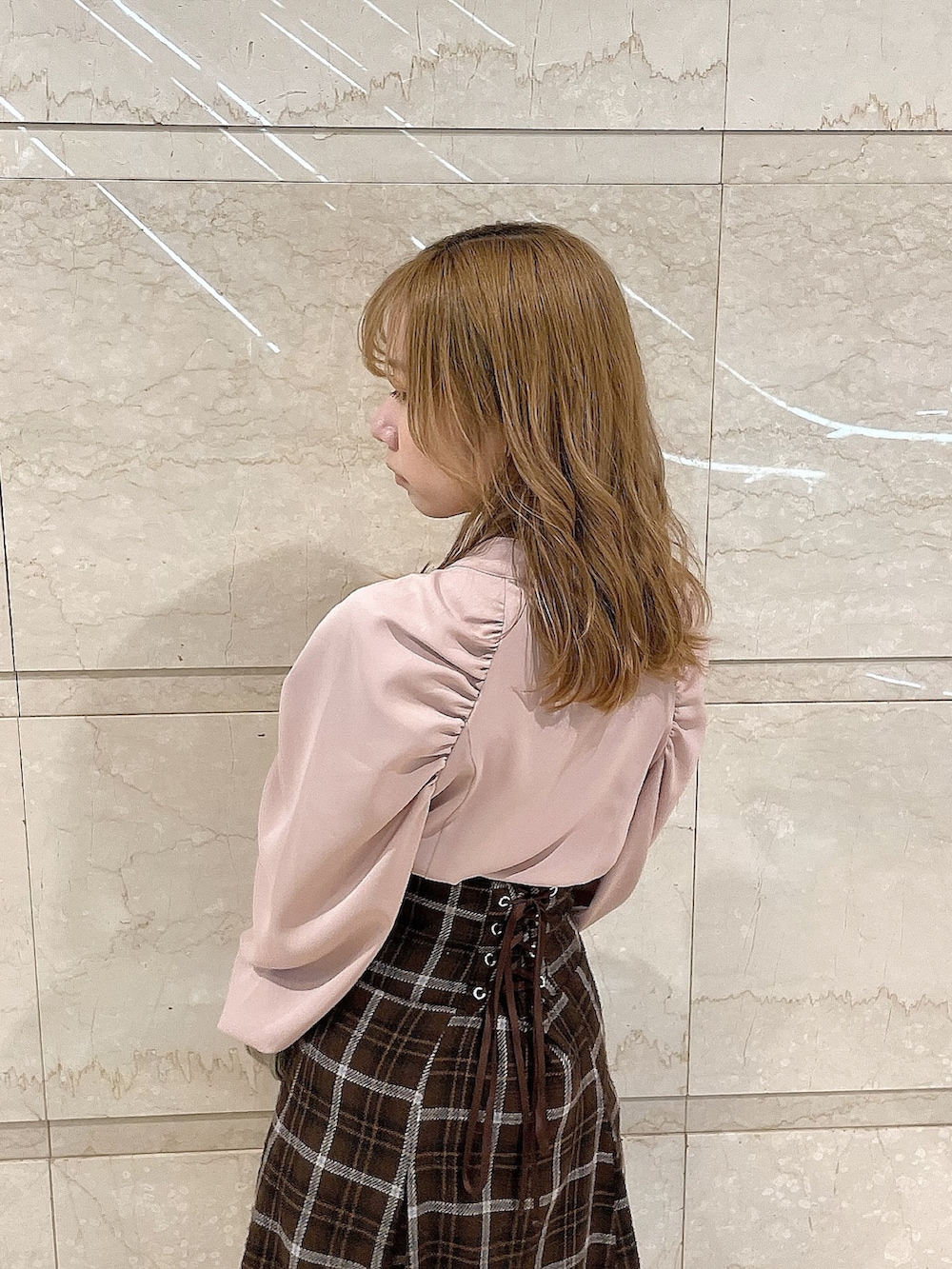 ピンク系のシャツ/ブラウス、ブラウン系のスカート、ベージュ系のローファーを着用したレディースの冬コーディネートの6枚目の写真