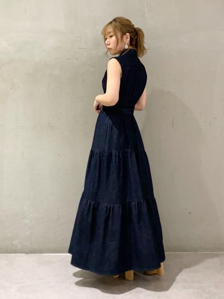 ベージュ系のサンダル、ブルー系のワンピース、ホワイト系のサンダルを着用したレディースの春コーディネートの7枚目の写真